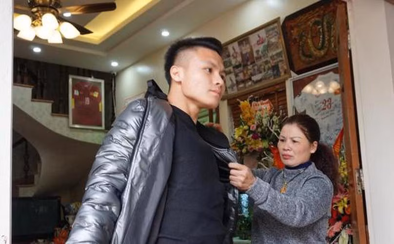 “Mang tien ve cho me”, cau thu doi tuyen Viet Nam thuc hien sao?