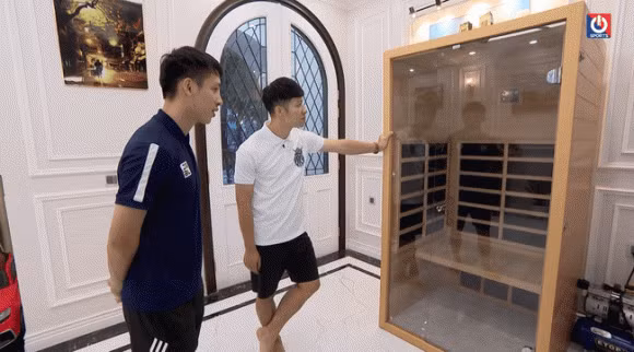 Quả Bóng Vàng 2019 Đỗ Hùng Dũng đã dành số tiền tích cóp sau 10 năm đi đá bóng để xây nhà tặng bố mẹ.