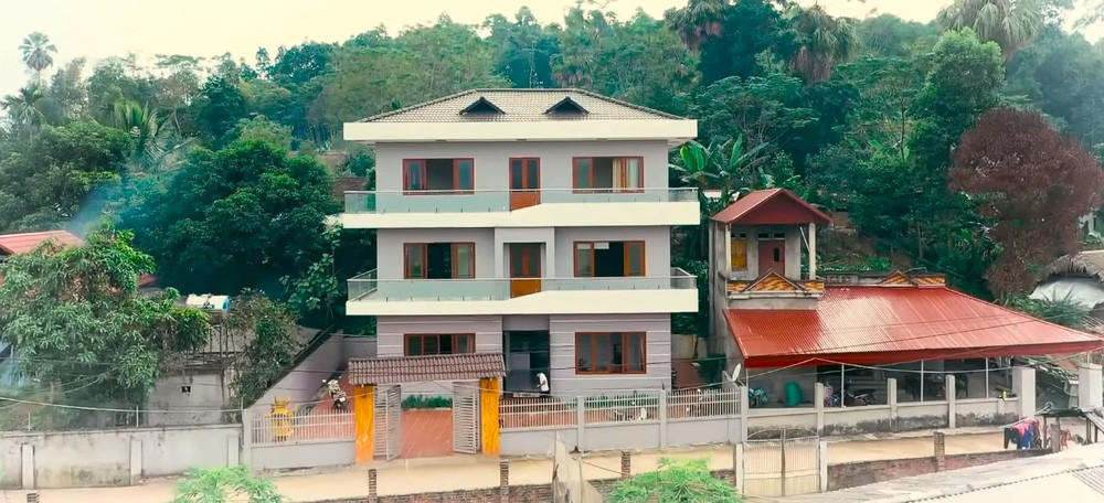 Sau thành công của U23 châu Á 2018, người ta thấy cầu thủ này tậu xe, cầu thủ kia mua sắm hàng hiệu, riêng Chinh dành tiền xây nhà tặng mẹ.