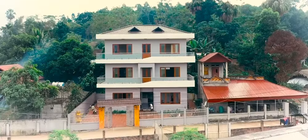 Sau thành công của U23 châu Á 2018, người ta thấy cầu thủ này tậu xe, cầu thủ kia mua sắm hàng hiệu, riêng Chinh dành tiền xây nhà tặng mẹ.