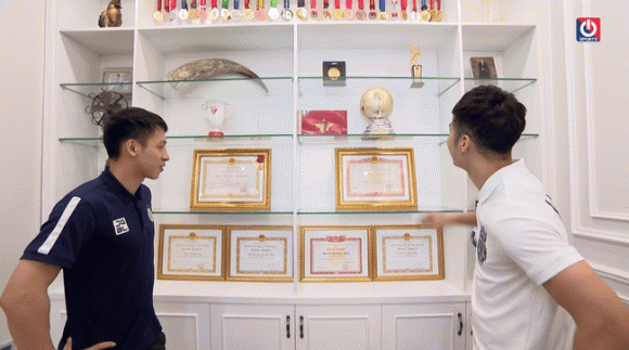 Căn nhà này là món quà anh dành tặng cho ba mẹ sau 10 năm đi đá bóng và tích cóp được. Ngoài bố mẹ thì vợ con nam tiền vệ cũng đang sống tại đây. Ảnh: Tổng hợp