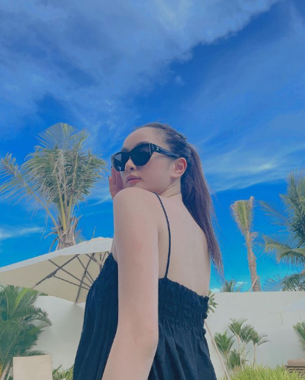 Điều đặc biệt ở Kaity chính là đường nét gương mặt rất sắc sảo, mắt to, mũi cao và môi mọng càng làm cô nàng trông xinh đẹp, quyến rũ hơn.