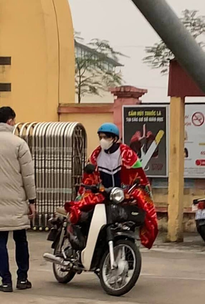 Đoạn clip ghi lại cảnh một nam sinh đến trường với phong cách chống rét đặc biệt: choàng cả tấm chăn to đùng đang được cư dân mạng đặc biệt quan tâm.