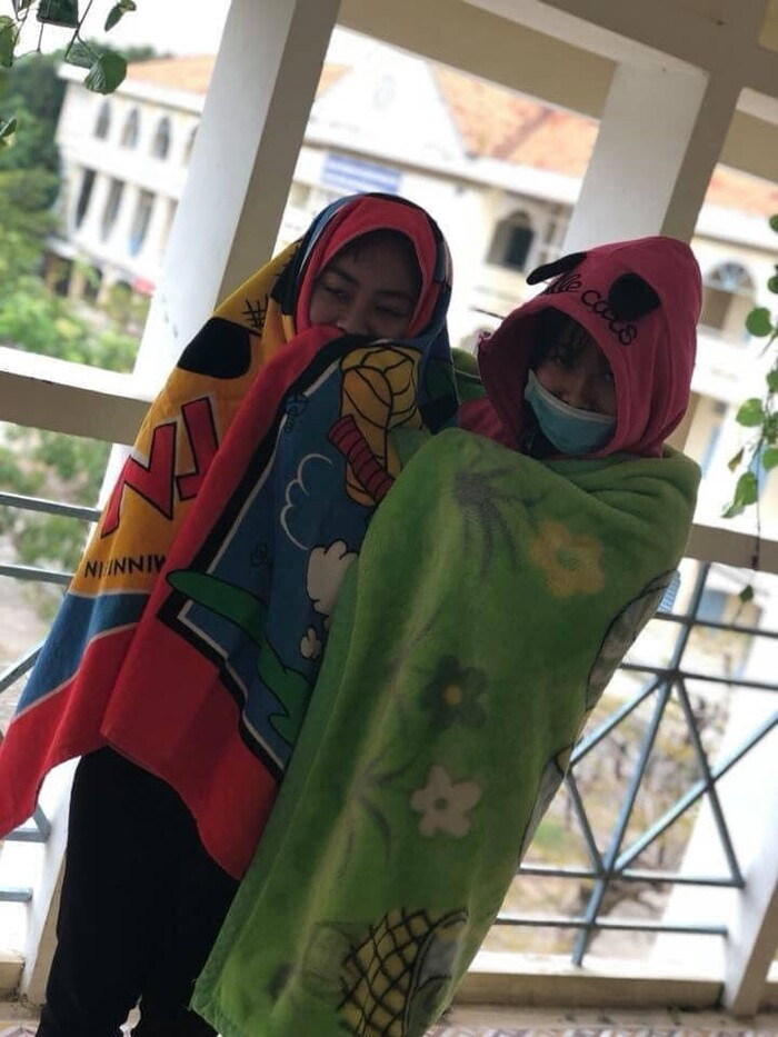 Để chống chọi được với thời tiết lạnh miền Bắc này, nhiều cô cậu học trò đã không ngần ngại đem cả chăn đến lớp để ủ ấm.