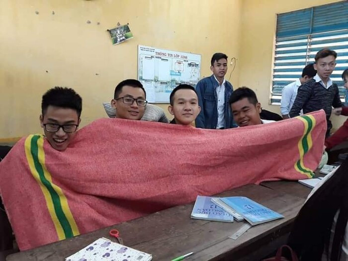 Loạt khoảnh khắc "thời trang đi học trời lạnh" của các bạn học sinh khiến ai nấy đều cười ngất.