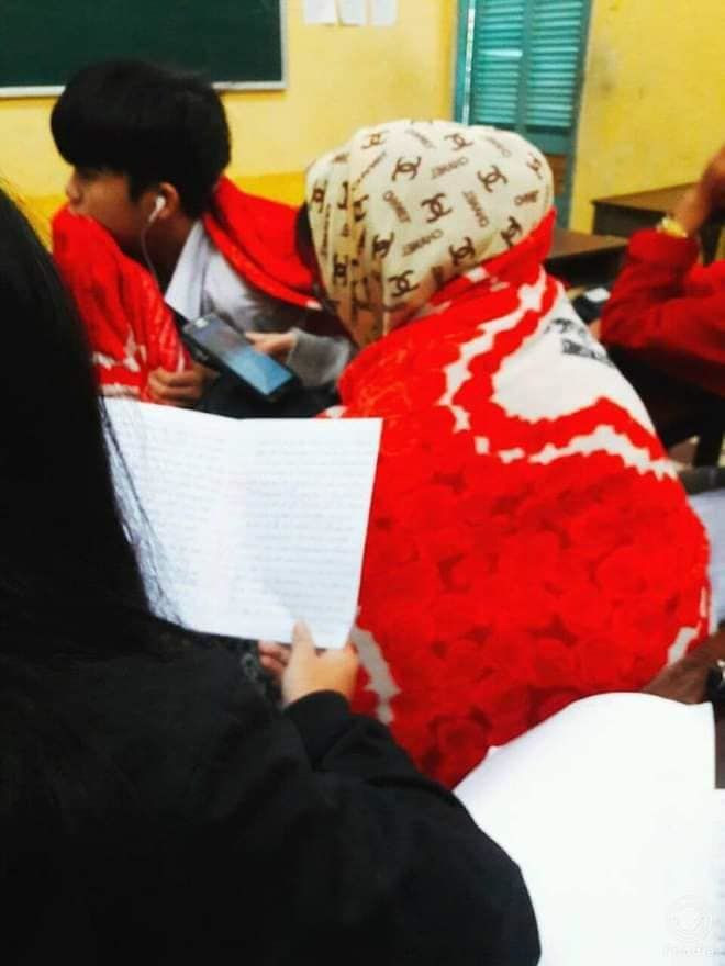 Ngay khi được đăng tải, những bức hình teen quấn chăn đi học đã nhanh chóng thu hút hàng ngàn lượt like.