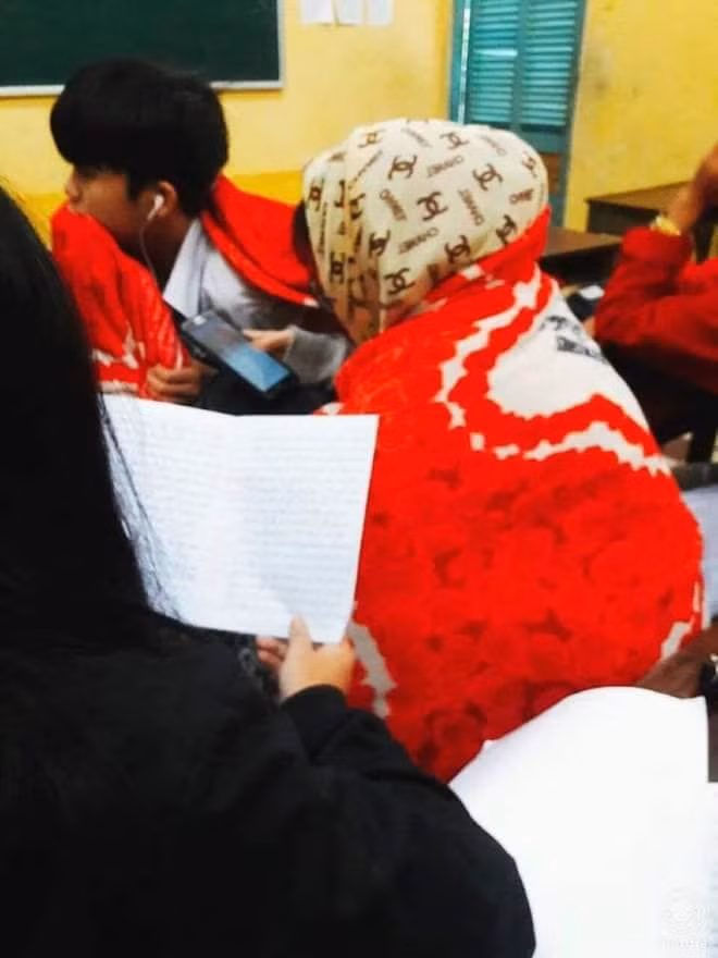 Ngay khi được đăng tải, những bức hình teen quấn chăn đi học đã nhanh chóng thu hút hàng ngàn lượt like.