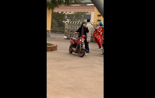 Cách chống rét đặc biệt của nam sinh trong clip đã khiến cư dân mạng được một phen cười nghiêng ngả.