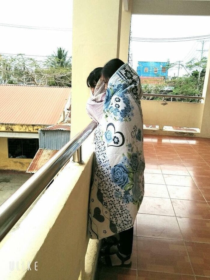 Trước đó, mạng xã hội từng lan truyền khá nhiều hình ảnh liên quan đến cách chống rét của học trò khi đến trường.