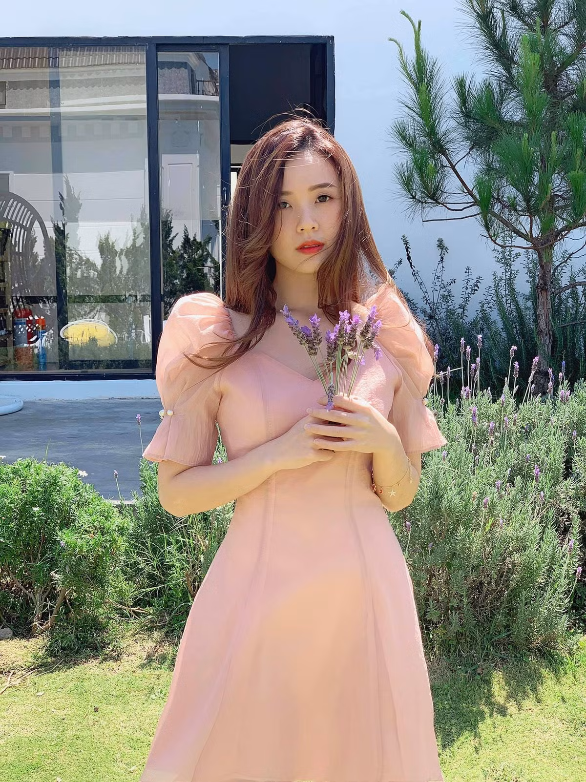 Netizen khuyến khích mỹ nhân theo đuổi hình tượng này, bởi thời gian qua cô đã "phí phạm" sắc vóc của mình ở các bộ cánh kín bưng.