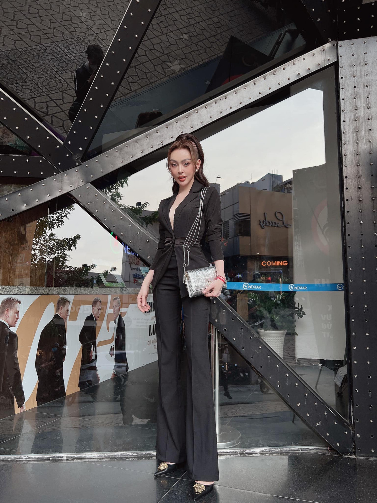 Cô nàng còn có riêng một fanpage chuyên phục vụ cho việc kinh doanh, có lượng theo dõi không hề nhỏ.