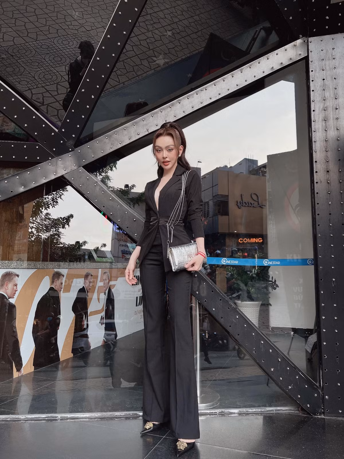 Cô nàng còn có riêng một fanpage chuyên phục vụ cho việc kinh doanh, có lượng theo dõi không hề nhỏ.