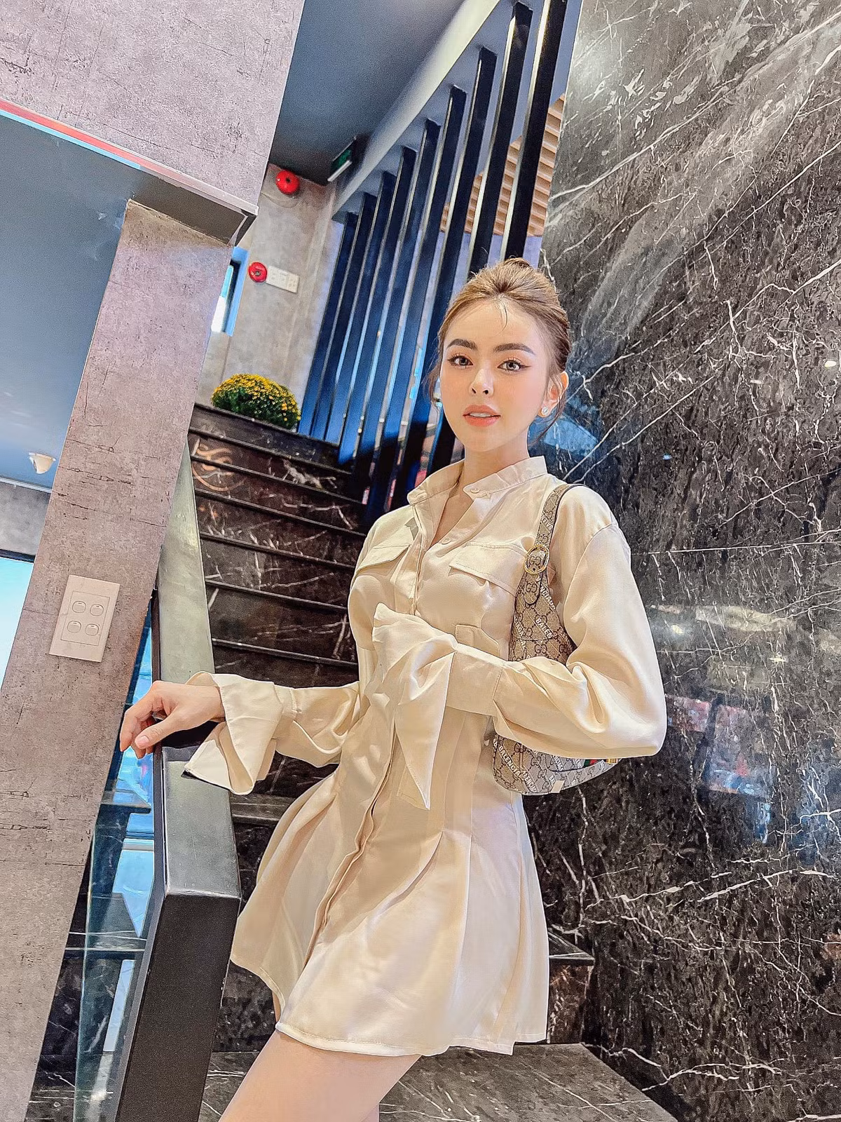 Tháng 5/2019, cô từng bị chỉ trích khi "đi đường quyền" với nhân viên vì nghi người này làm mất điện thoại của mình.