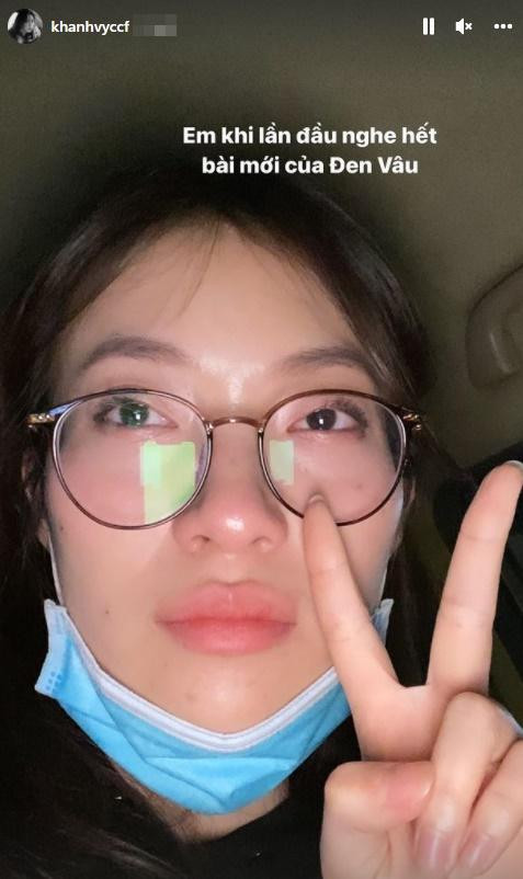 Mới đây, trên trang Instagram của mình, MC Khánh Vy đã đăng tải hình ảnh bản thân khóc nức nở khi ngồi trong ô tô, khẩu trang kéo xuống cằm.