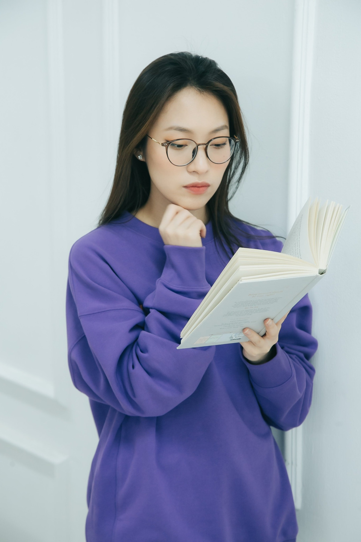 Trước đó, trong một vlog mới thực hiện, Khánh Vy bật mí "mang tiền về cho mẹ" bằng cách sửa ngôi nhà của mình để đón bố mẹ lên sống chung.