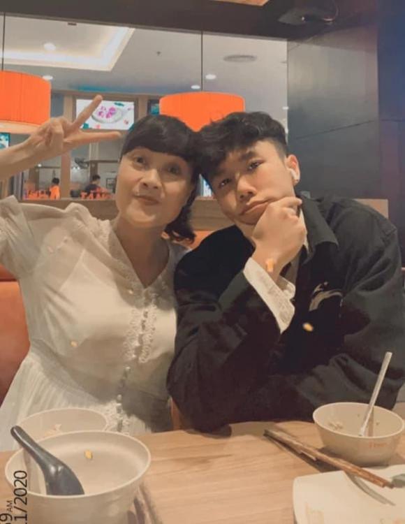 Hiện tại, con trai Vân Dung đã 21 tuổi, lột xác thành một chàng trai cao lớn. Khi đứng cạnh mẹ, cậu rất ra dáng, chững chạc.