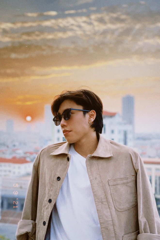 Anh chàng cũng có gu ăn mặc cực nam tính, chuẩn soái ca khác hẳn với cậu bé ngày nào.