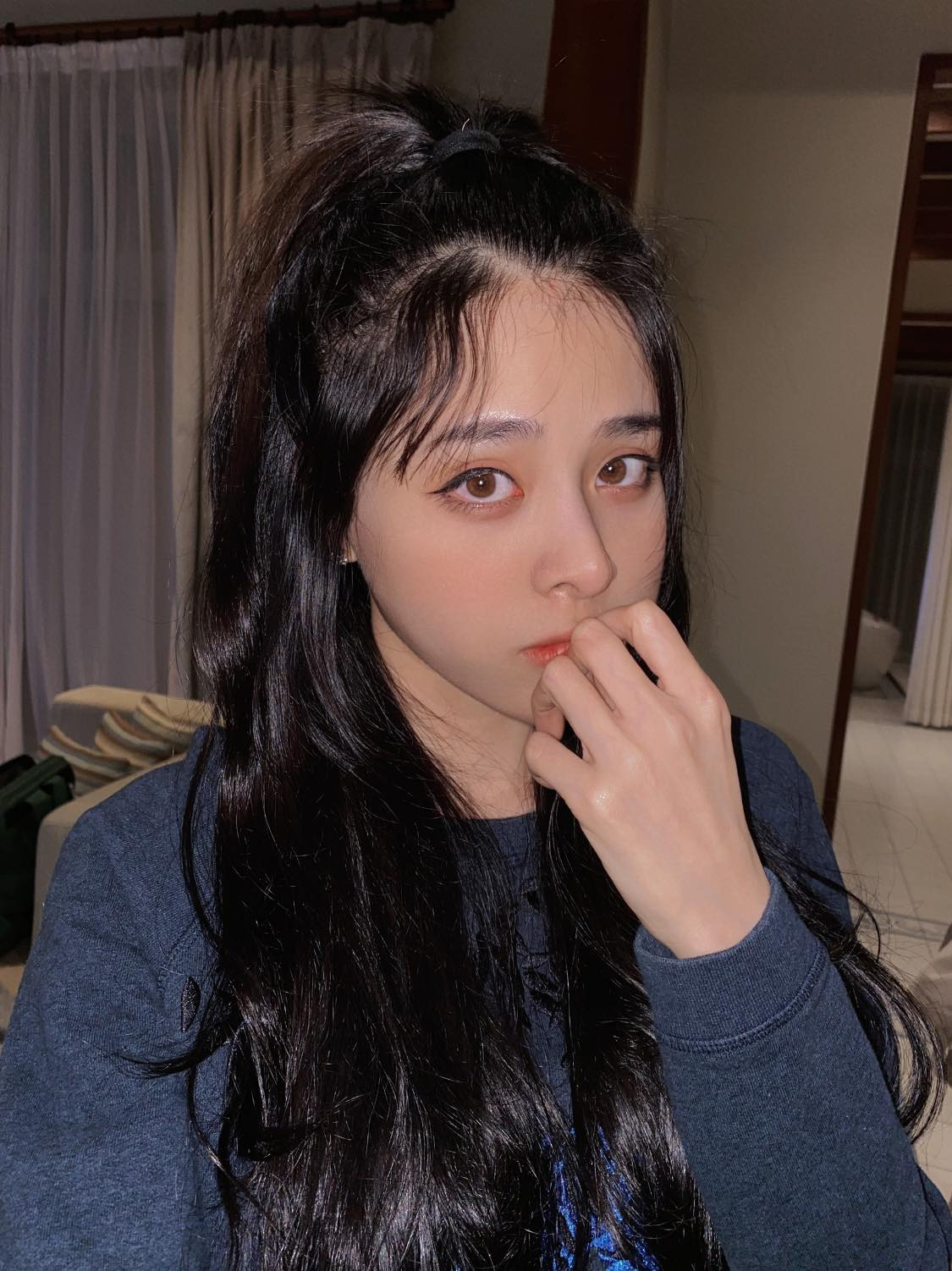 Vòng eo con kiến, vòng ba cong vút là điểm nổi bật trên cơ thể Bích Hạnh.