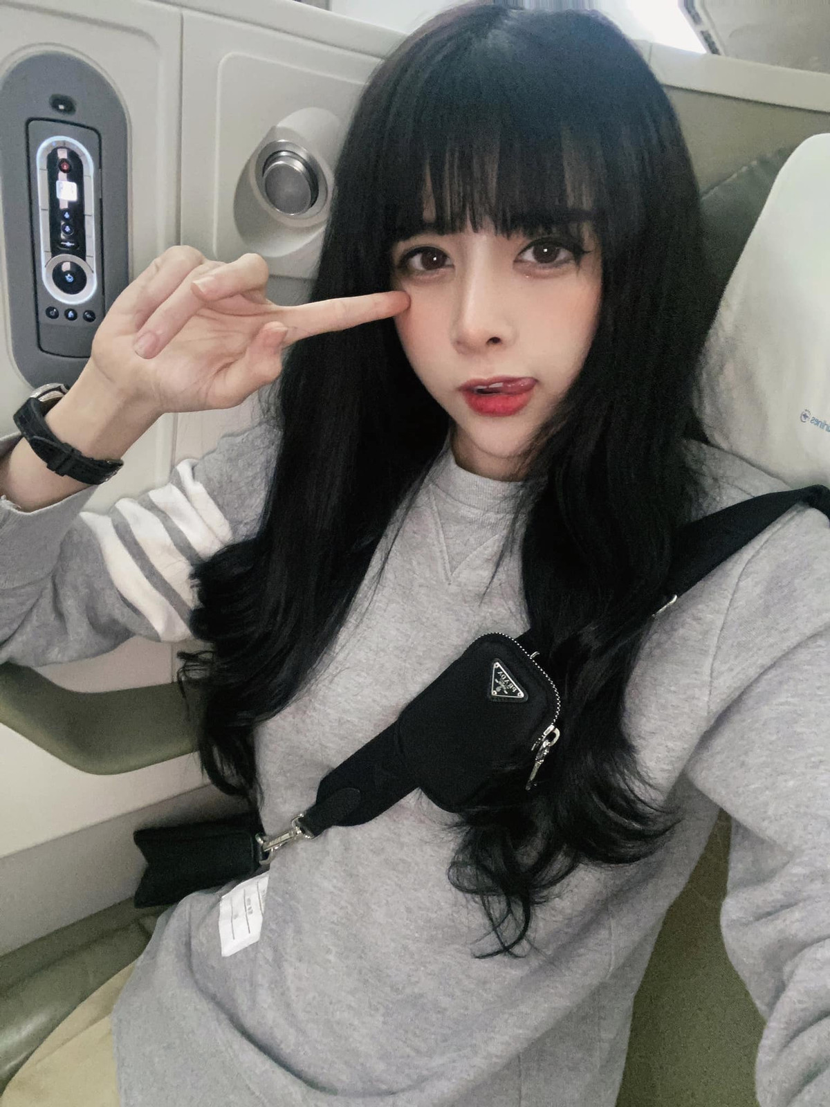 Chẳng những có body chuẩn mực, Bích Hạnh còn sở hữu nhan sắc xinh đẹp cùng gu mặc gợi cảm.