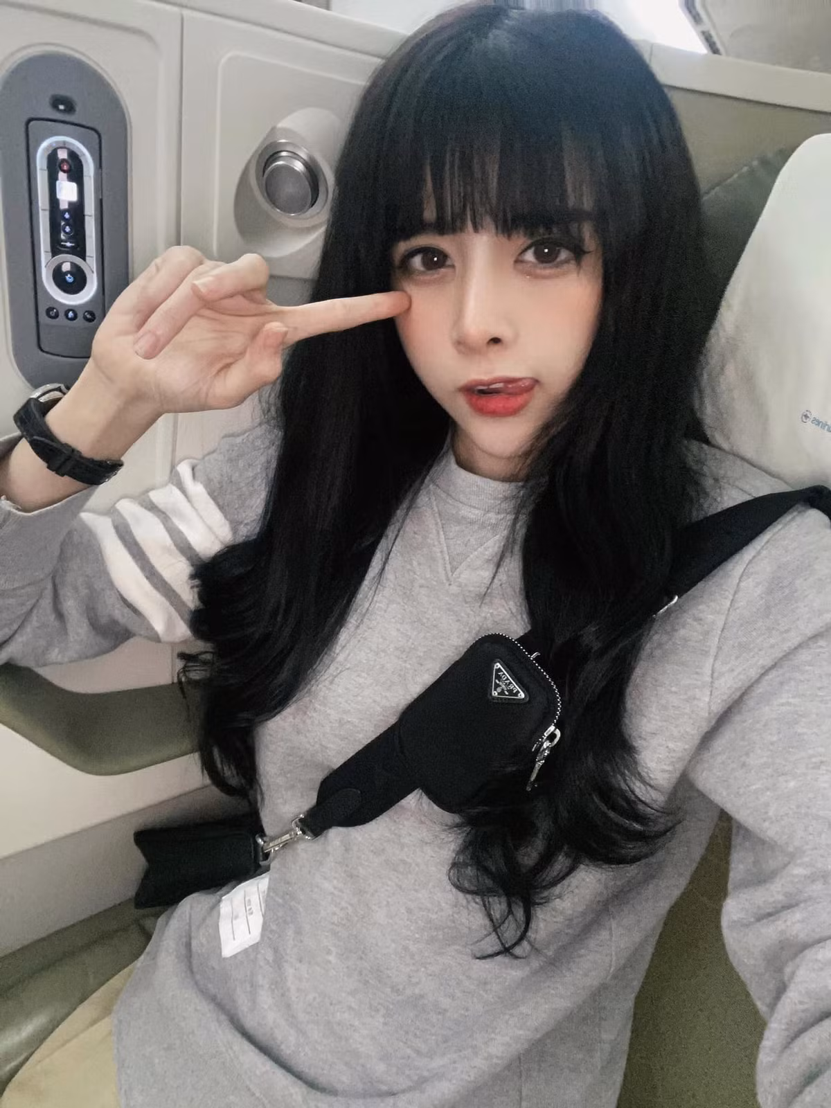 Chẳng những có body chuẩn mực, Bích Hạnh còn sở hữu nhan sắc xinh đẹp cùng gu mặc gợi cảm.