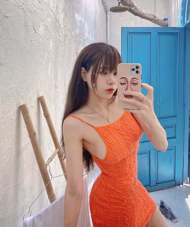 Bích Hạnh nhiều năm nay luôn được mệnh danh là "hot girl phòng gym", "nữ thần phòng gym"... nhờ có được thân hình chuẩn chỉ, vạn người mê.