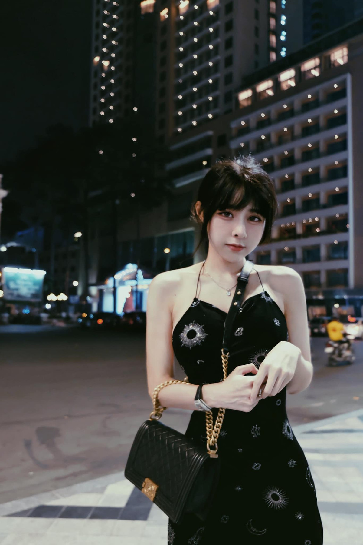 Dưới mỗi hình ảnh, nhiều người còn khen ngợi body của Bích Hạnh xứng đáng điểm 10, nhất là vòng 3 đầy đặn cân xứng với vòng 2 nhỏ nhắn và "cặp đùi mật ong" săn chắc.