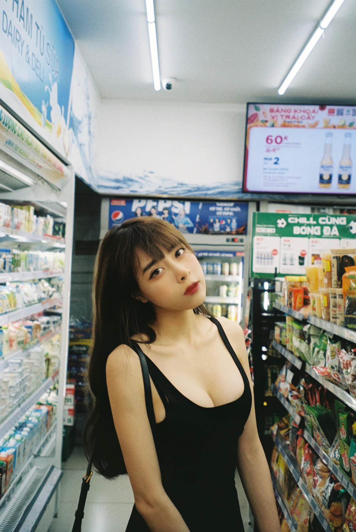 Bích Hạnh từng được một trang báo Đài Loan đăng bài ca ngợi như "Cô gái sở hữu vòng eo con kiến, chỉ 21 inch thần kỳ", "Hot girl Việt có vòng 3 quyến rũ",...