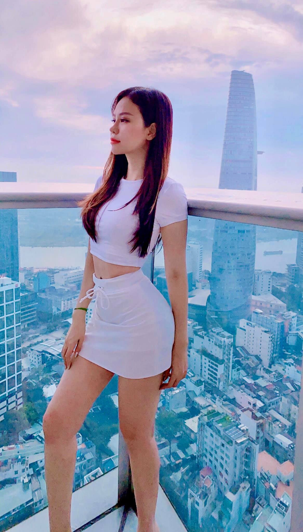 Ngoài sở hữu vóc dáng đẹp mĩ mãn, Lan Phương còn làm không ít người "nổ mắt" ghen tị với cuộc sống xa hoa, giàu có.