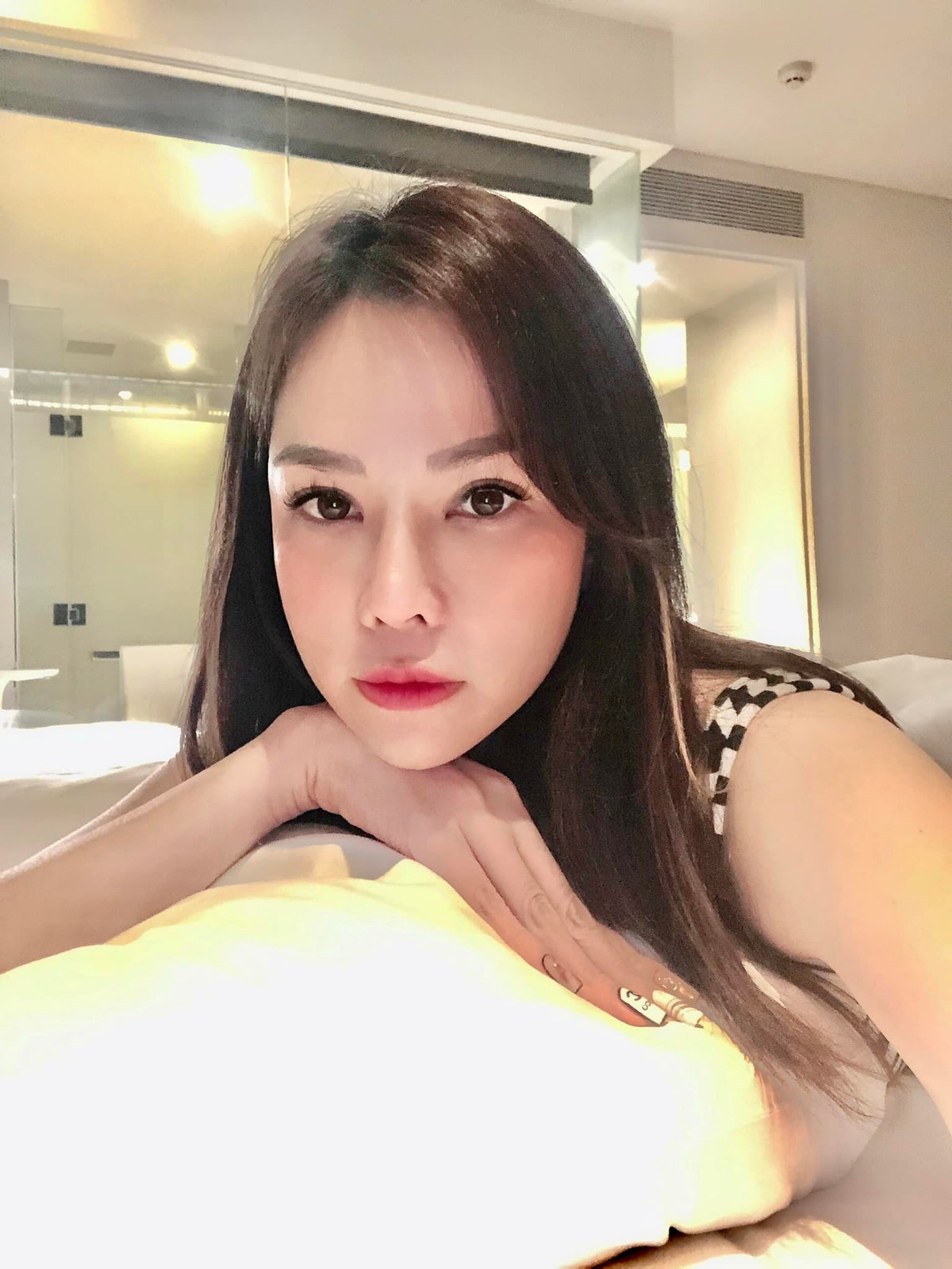 Chồng của cô chính là doanh nhân Sammy Hoàng - Việt kiều Mỹ và là con trai thứ của tỷ phú Hoàng Kiều.