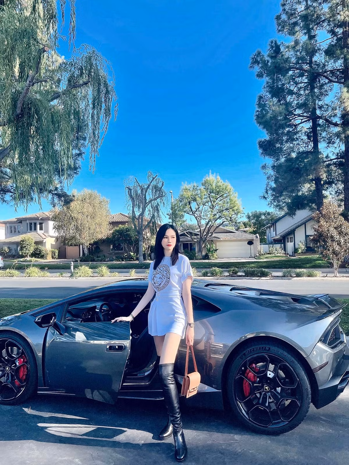 Trong loạt ảnh bikini kỉ niệm, cô khoe khéo được làn da trắng bóc, vòng eo nhỏ gọn cùng đường cong quyến rũ.