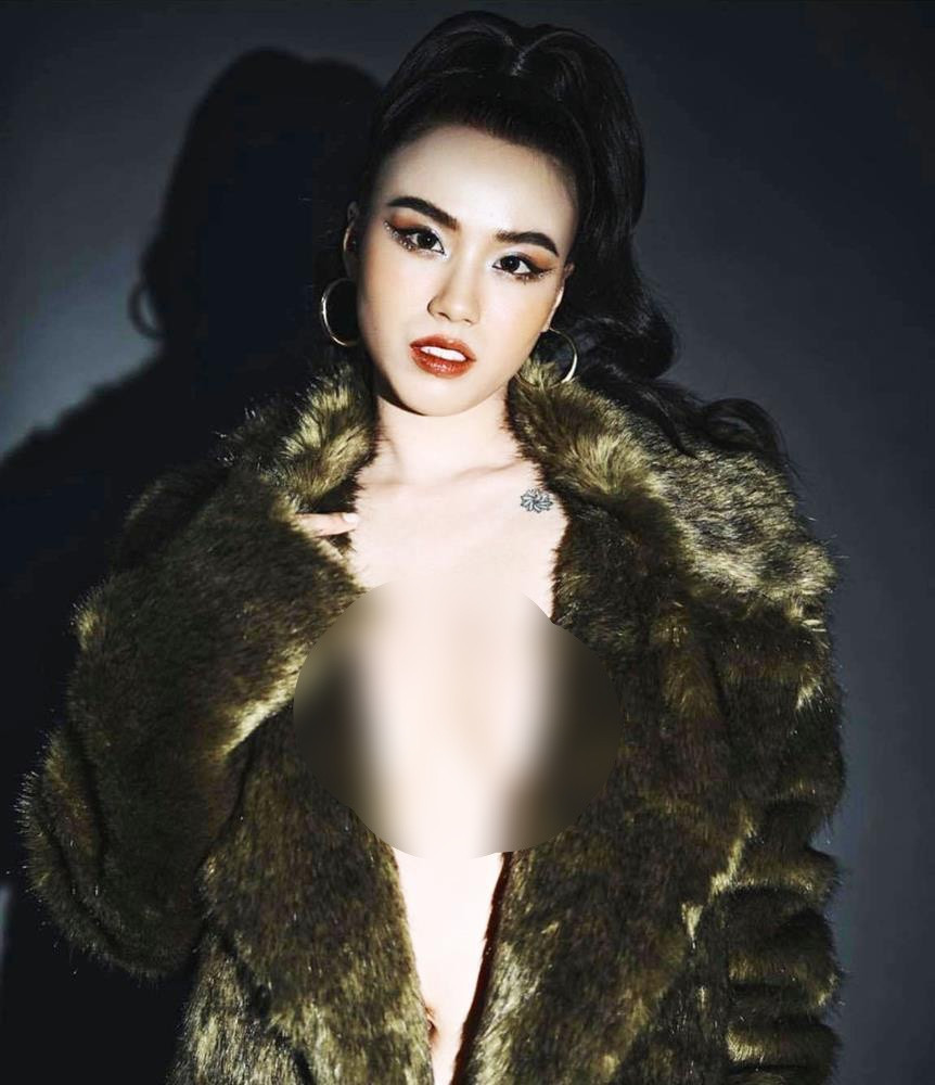 Bộ ảnh còn giúp Linh Miu khoe rõ ràng được hình xăm khá to ở vòng 3, việc có hình xăm phủ kín vòng 3 của cô nàng khiến người nhìn phần nào bớt "đau mắt".