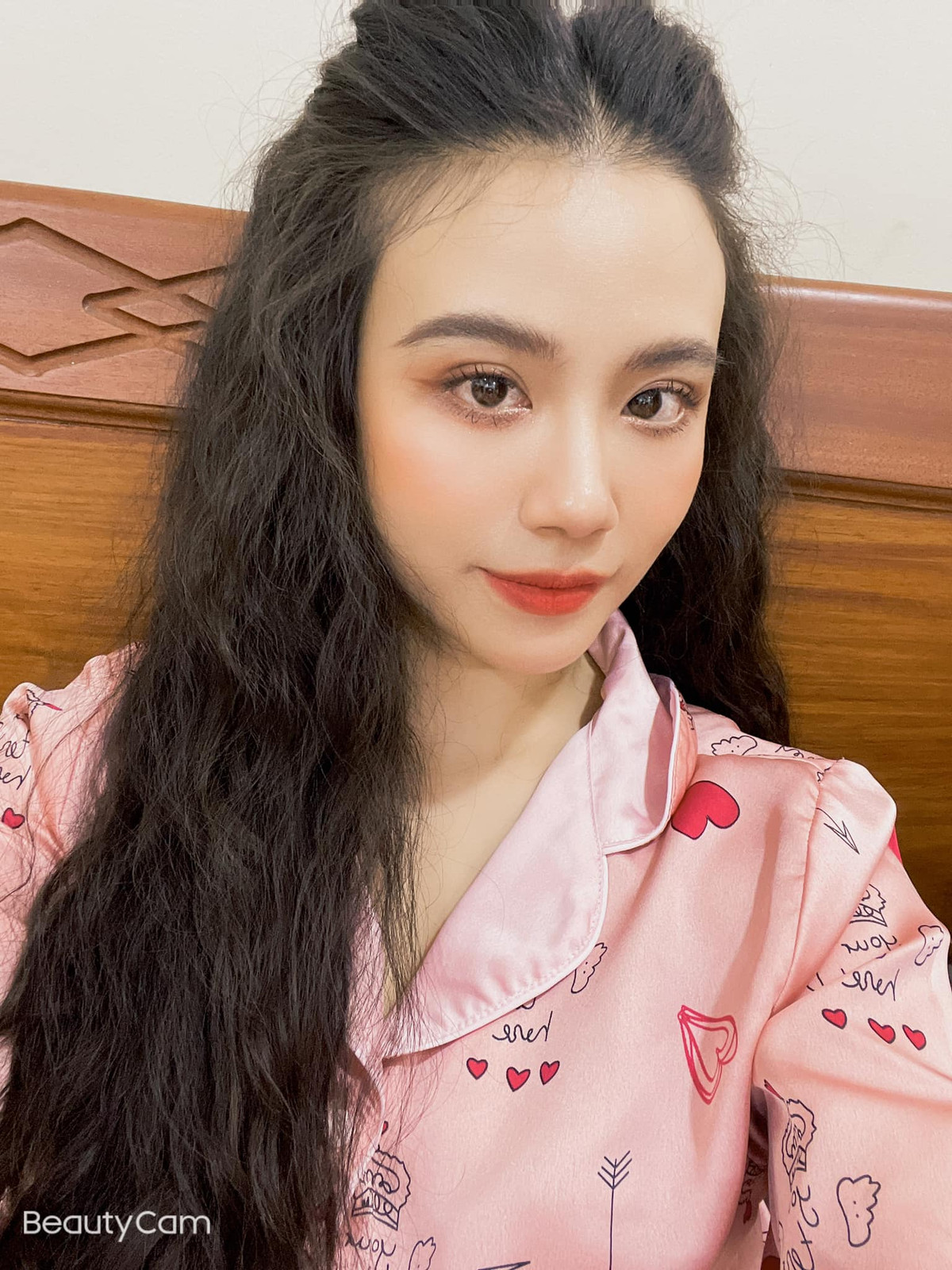 Ngoài ra, phong cách thời trang táo bạo, phóng khoáng của hot girl Linh Miu cũng nhiều lần làm netizen "nóng mắt", gay gắt phản đối.