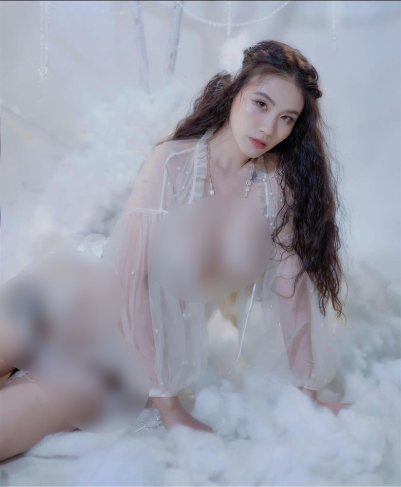 Hình ảnh này khiến cư dân mạng "nóng mắt" khi Linh Miu chọn cách nude để tạo dáng.