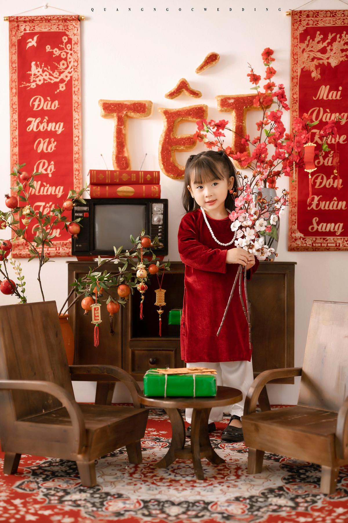 Những biểu cảm đáng yêu, hồn nhiên của cô bé 4 tuổi đã làm cư dân mạng xuýt xoa không ngừng, hầu hết mọi người đều khen vẻ đáng yêu, thần thái, tạo dáng tự tin và tự nhiên.