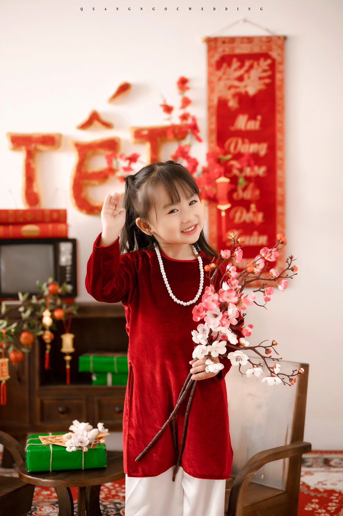 Bộ ảnh concept Tết với trang phục đẹp của bé Sữa đã nhận được nhiều lời khen từ cư dân mạng.