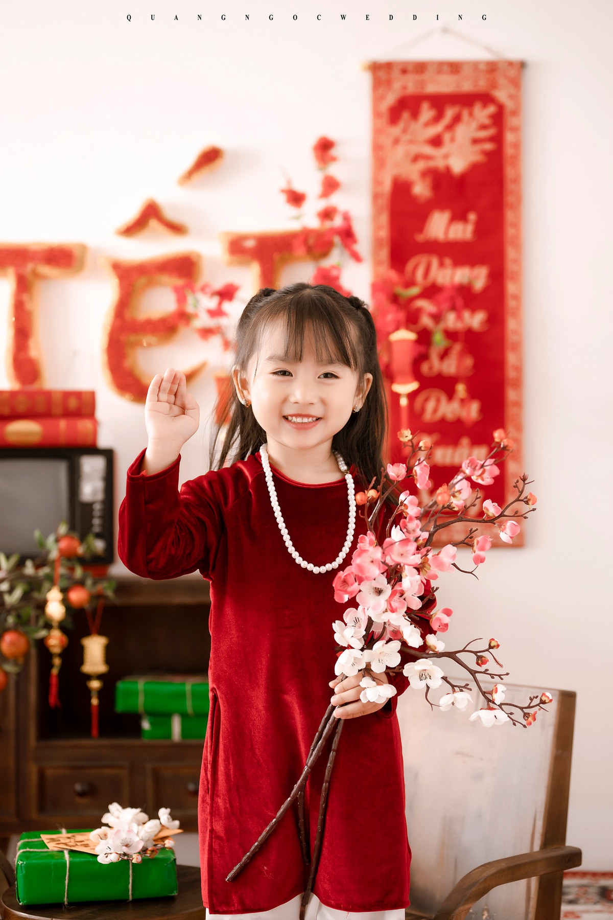 Gương mặt bụ bẫm cùng loạt biểu cảm đa dạng từ ngạc nhiên, cười tít mắt cho đến "thần thái" như một "quý cô" thực thụ của cô bé đã thực sự "đốn tim" netizen.