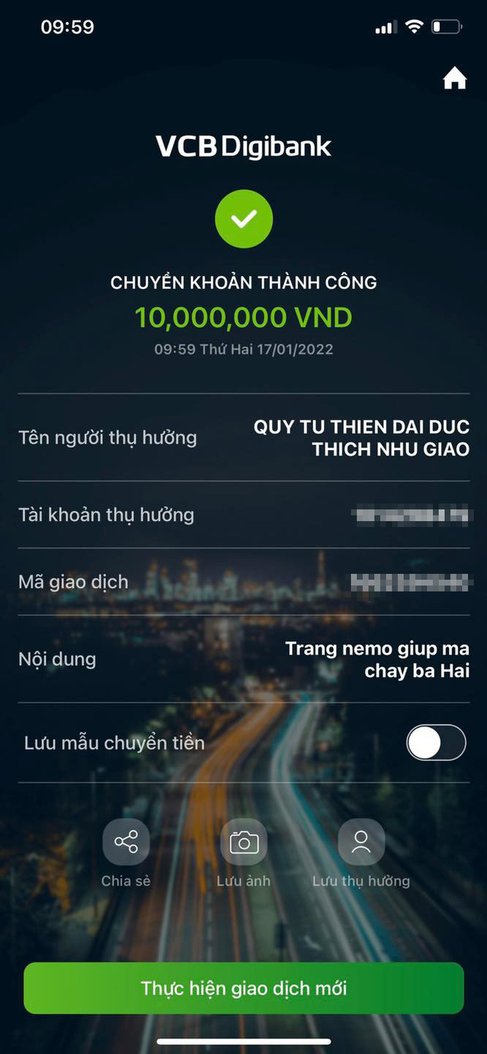 Cư dân mạng cho rằng cô nàng đang "cố tẩy trắng" mọi lùm xùm bằng việc từ thiện, hay cố tỏ ra như bình thường, bình thản mở trang cá nhân, cập nhật ảnh bán hàng.