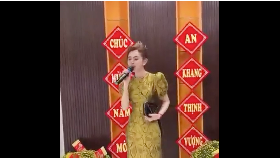 Mới đây, hot girl bán hàng online này đã đăng tải clip mới. Trong đó, Trang Nemo diện bộ áo dài, hát ca khúc Chuyện Cũ Bỏ Qua.