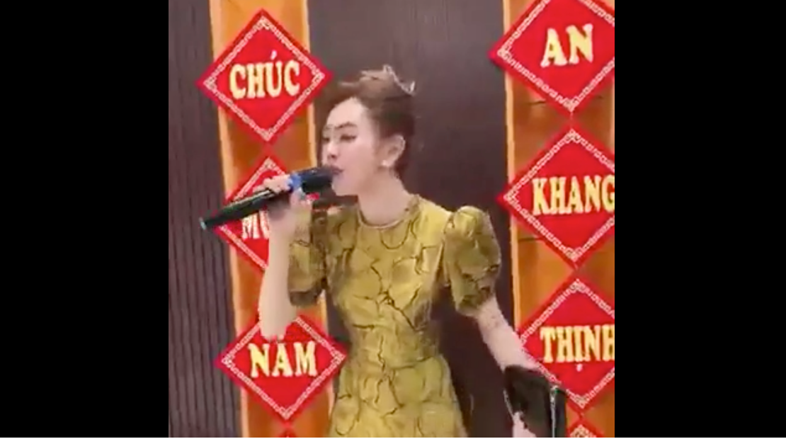 Dù chưa rõ mục đích bà mẹ trẻ đăng clip này là gì nhưng cư dân mạng đã tràn vào trang cá nhân, để lại bình luận dưới video.