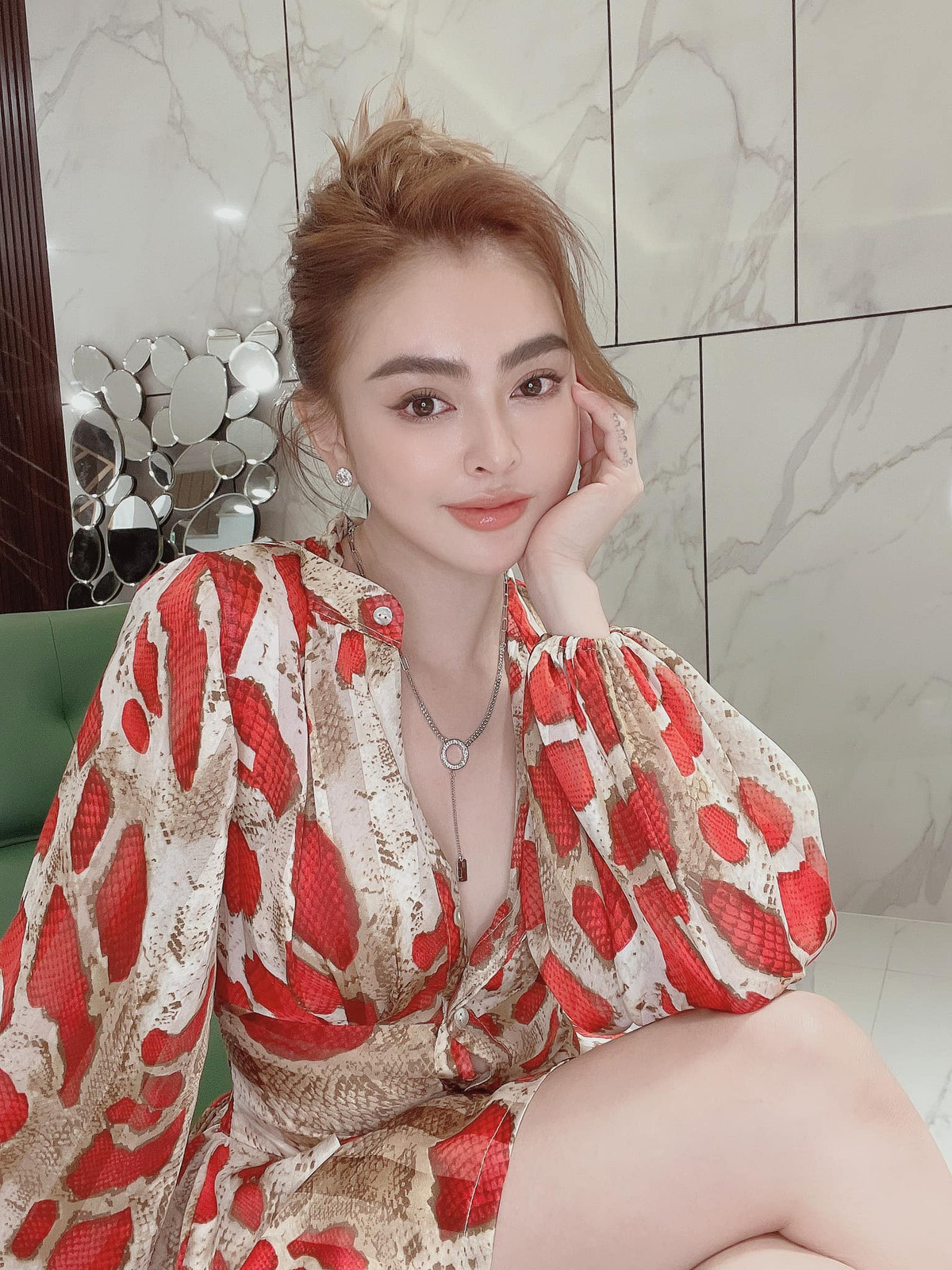 Trước đó khi chia sẻ việc làm từ thiện, cụ thể là Trang Nemo đăng ảnh hóa đơn chuyển khoản 10 triệu đồng làm từ thiện cho trường hợp một cụ bà 76 tuổi mới qua đời nhưng không có tiền lo ma chay do nhà nghèo, cô nàng đã gây tranh cãi.