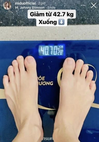 Midu từng tiết lộ chỉ số cân nặng của mình là 40kg vào cuối năm 2021. Thông tin này đã khiến nhiều người không khỏi bất ngờ và ngưỡng mộ về thành tích giữ dáng đáng nể của người đẹp 8x.