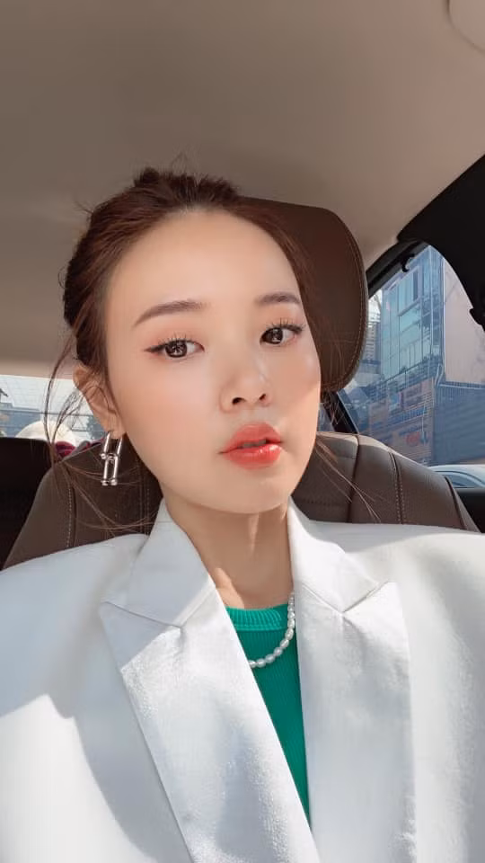 Là một trong những hot girl đình đám thế hệ đầu ở Việt Nam, Midu chưa từng khiến người hâm mộ thất vọng về phong độ sắc vóc của mình dù đã ở tuổi 32.