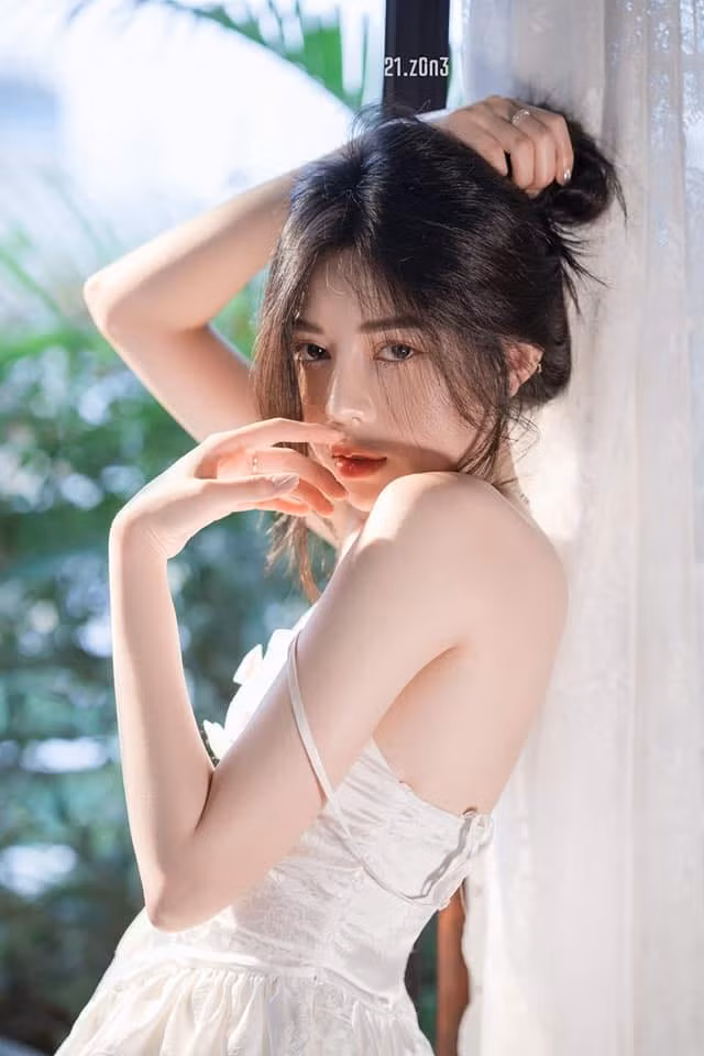 Hằng Kin là gương mặt streamer giải trí, kiêm người mẫu ảnh nhận được sự yêu mến của nhiều bạn trẻ trên mạng xã hội.