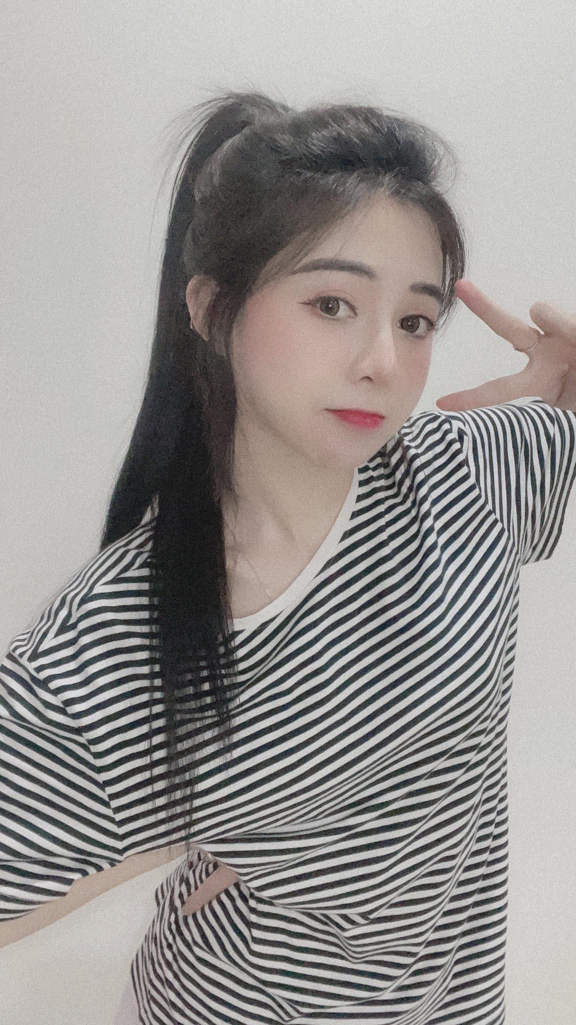 Những khoảnh khắc Hằng đăng tải trên MXH đều "hút" hàng nghìn lượt tương tác.