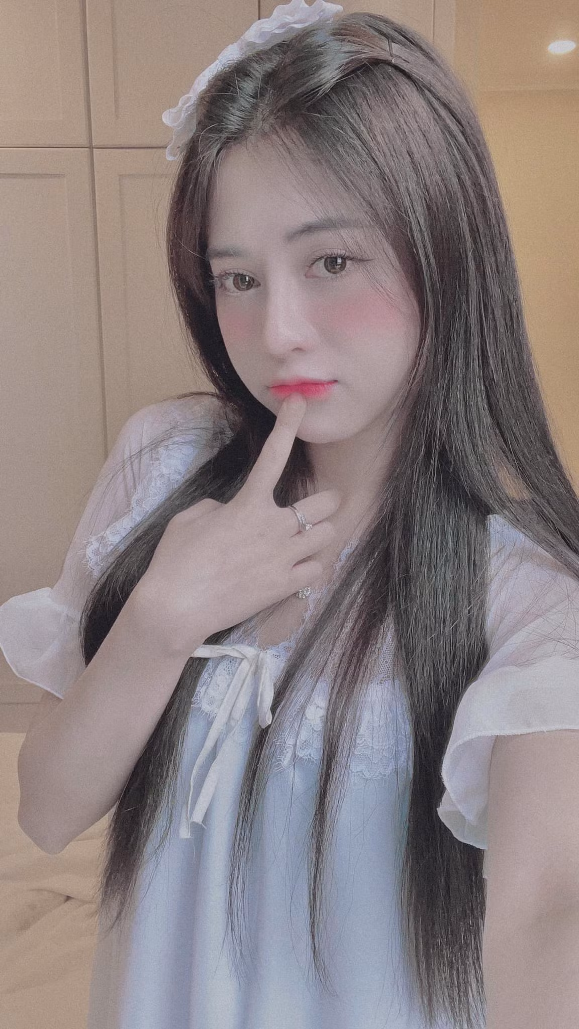 Hằng Kin không chọn theo đuổi phong cách quyến rũ nhưng nét đẹp của gái xinh này vẫn "đốn tim" bao người.