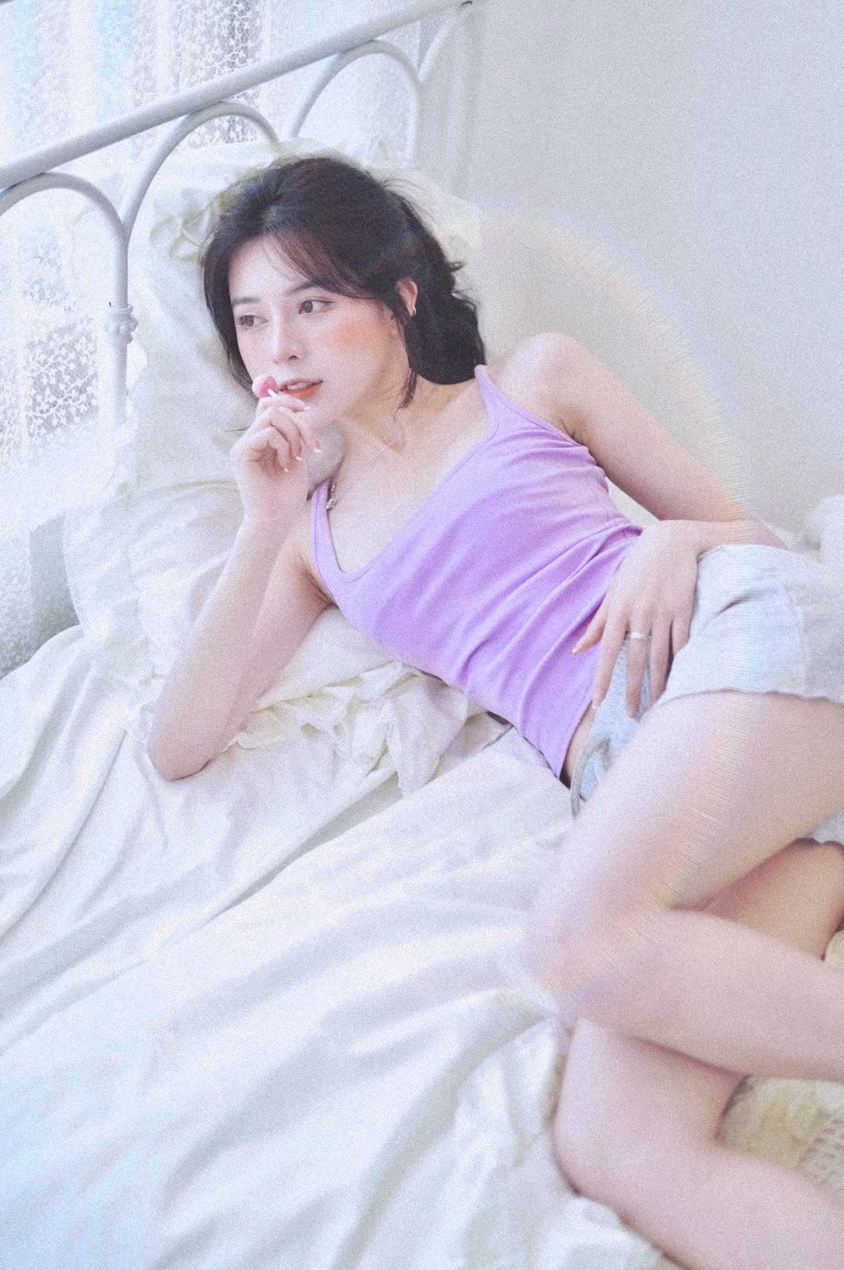 Bên cạnh nghề streamer, với thế mạnh ngoại hình sở hữu chiều cao 1m68 và số đo 3 vòng là 80-58-85 nên cô nàng cũng trở thành gương mặt người mẫu ảnh được nhiều nhiếp ảnh gia và nhãn hàng yêu thích.