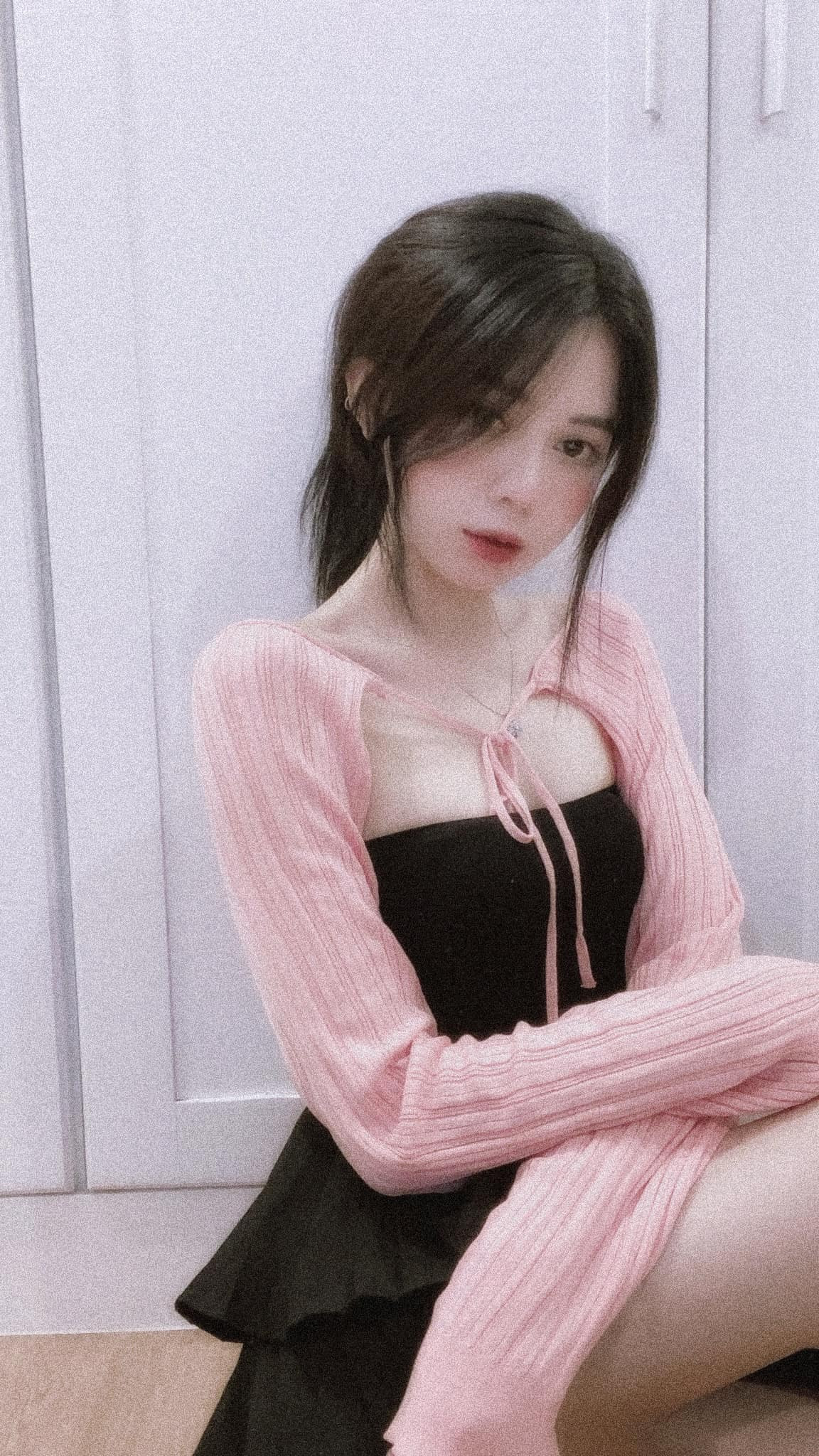 Mới đây trên trang cá nhân, gái xinh 9x đăng tải đoạn tin nhắn được cho là của một "môi giới" gạ gẫm nữ streamer bán ảnh nóng với mức giá 2 triệu một tấm.