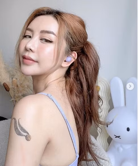 Mới đây trên trang Instagram cá nhân, Hạt Mít chia sẻ hình ảnh khoe vóc dáng cực nuột nà dù đang mang thai.