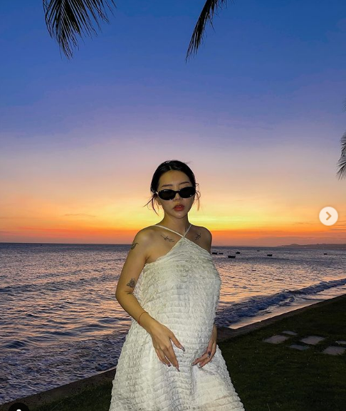 Hạt Mít là một trong những hot girl nổi tiếng trong cộng đồng du học sinh Việt tại Hàn Quốc. Cô tốt nghiệp khoa truyền hình, ĐH Tổng hợp Nghệ thuật Hàn Quốc.