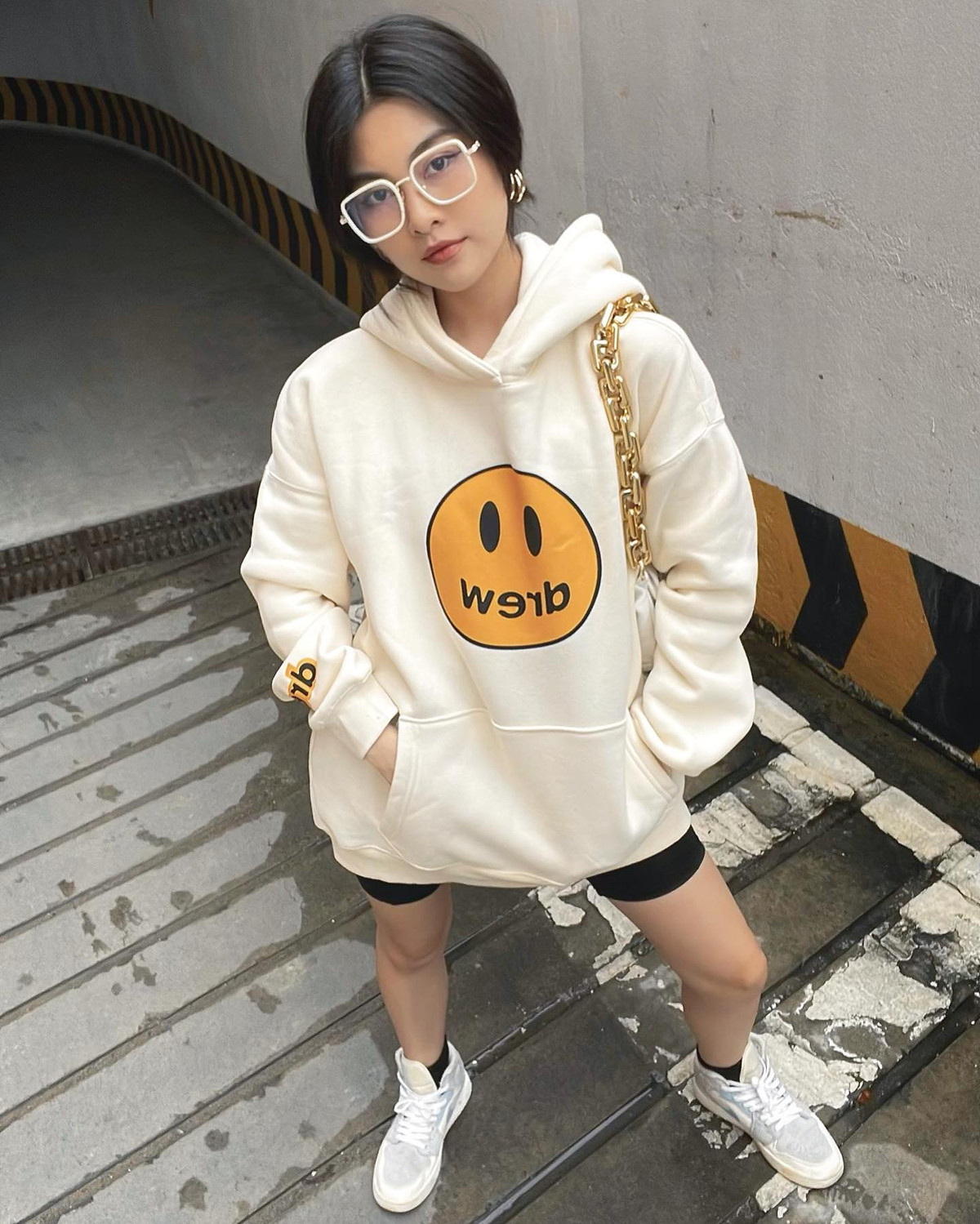 Tiểu Thảo từng làm streamer nhưng không duy trì được lâu. Sau đó, cô chuyển hướng sang chụp mẫu ảnh và nhận PR sản phẩm trên các trang mạng xã hội.